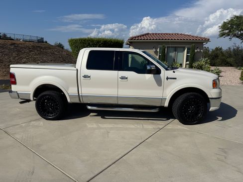 Used 2007 Lincoln Mark LT 4x4 image 2