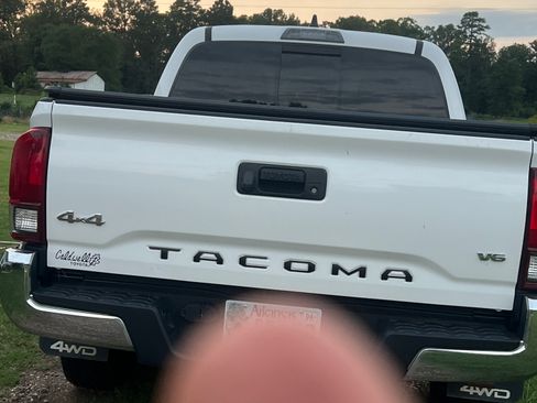 Used 2022 Toyota Tacoma SR5 AWD/4WD image 2