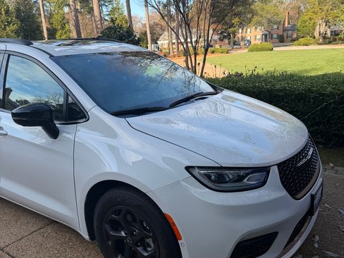 Used 2025 Chrysler Pacifica Premium image 5