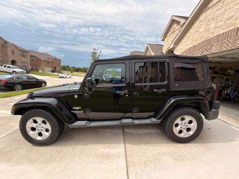 Used 2014 Jeep Wrangler Unlimited Sahara w/ Connectivity Group AWD/4WD image 4