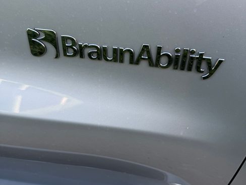 Used 2024 Chrysler Pacifica Touring-L FWD image 12