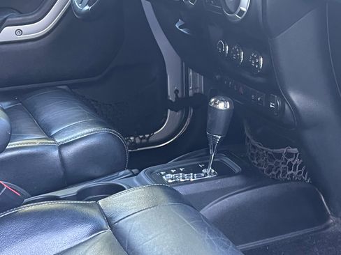 Used 2012 Jeep Wrangler Unlimited Rubicon w/ Dual Top Group AWD/4WD image 9