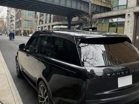 Used 2025 Land Rover Range Rover SE image 6