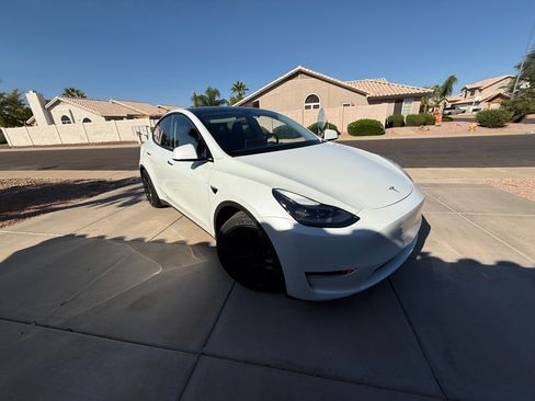 Used 2023 Tesla Model Y Performance image 13