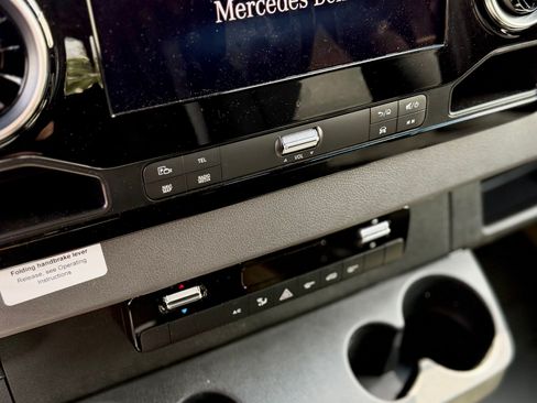 Used 2022 Mercedes-Benz Sprinter 2500 image 4