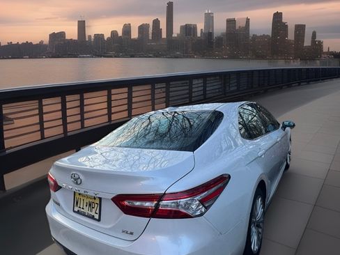 Used 2020 Toyota Camry XLE image 11