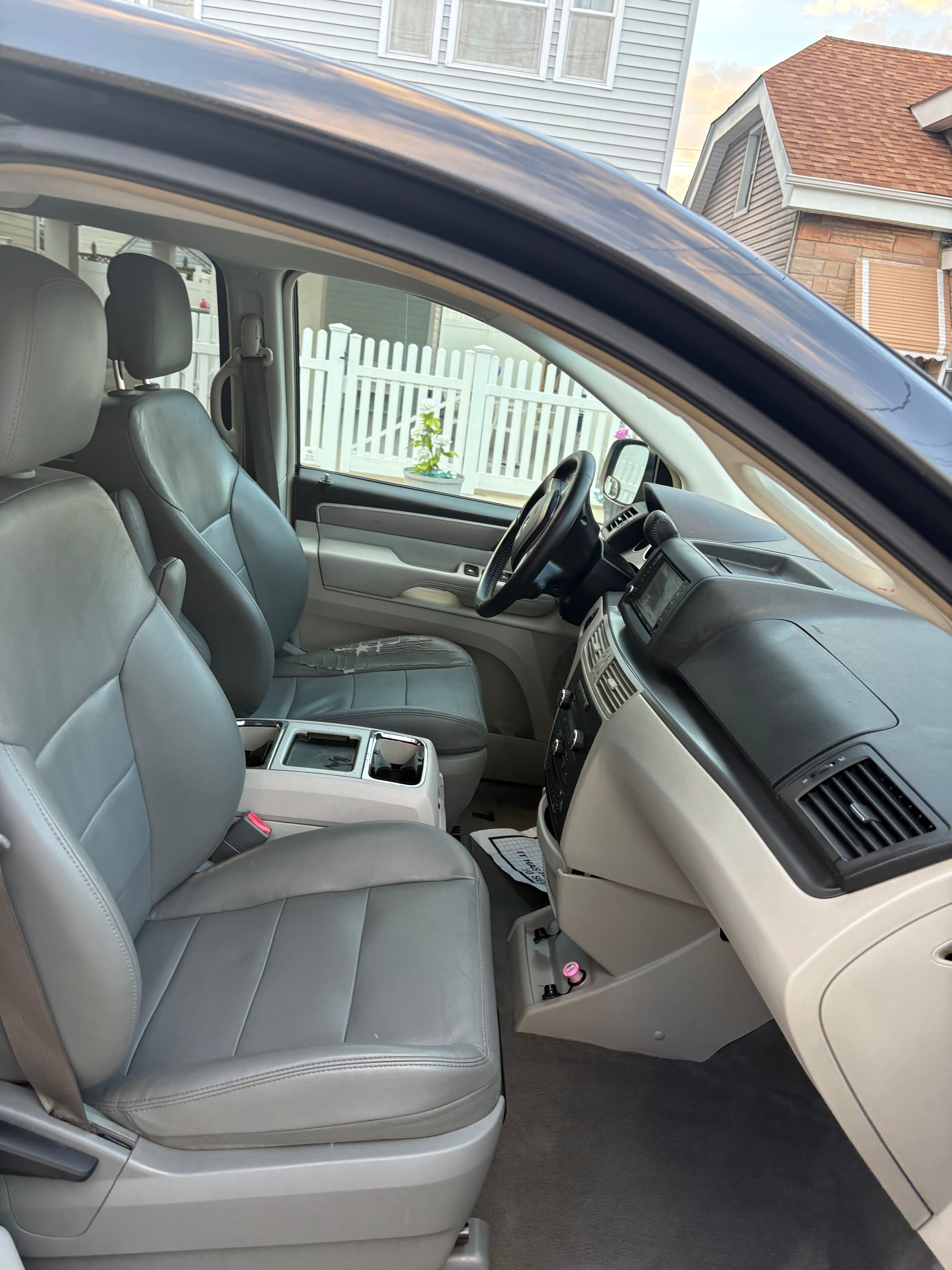 Used 2011 Volkswagen Routan SEL FWD image 6