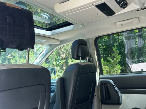 Used 2010 Chrysler Town & Country Touring Plus w/ Safetytec Group FWD image 17