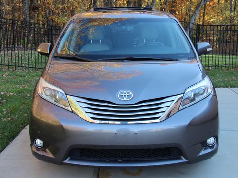 Used 2017 Toyota Sienna Limited image 2