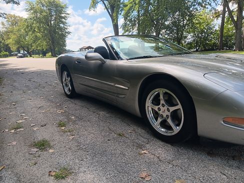 Used 2000 Chevrolet Corvette Convertible w/ Memory Pkg RWD image 9