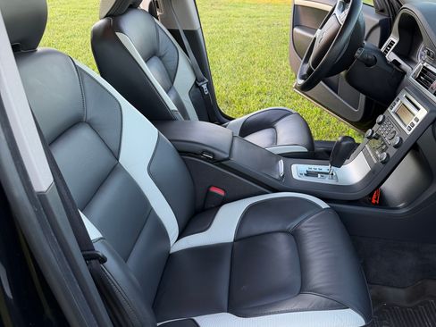 Used 2010 Volvo V70 R-Design FWD image 13