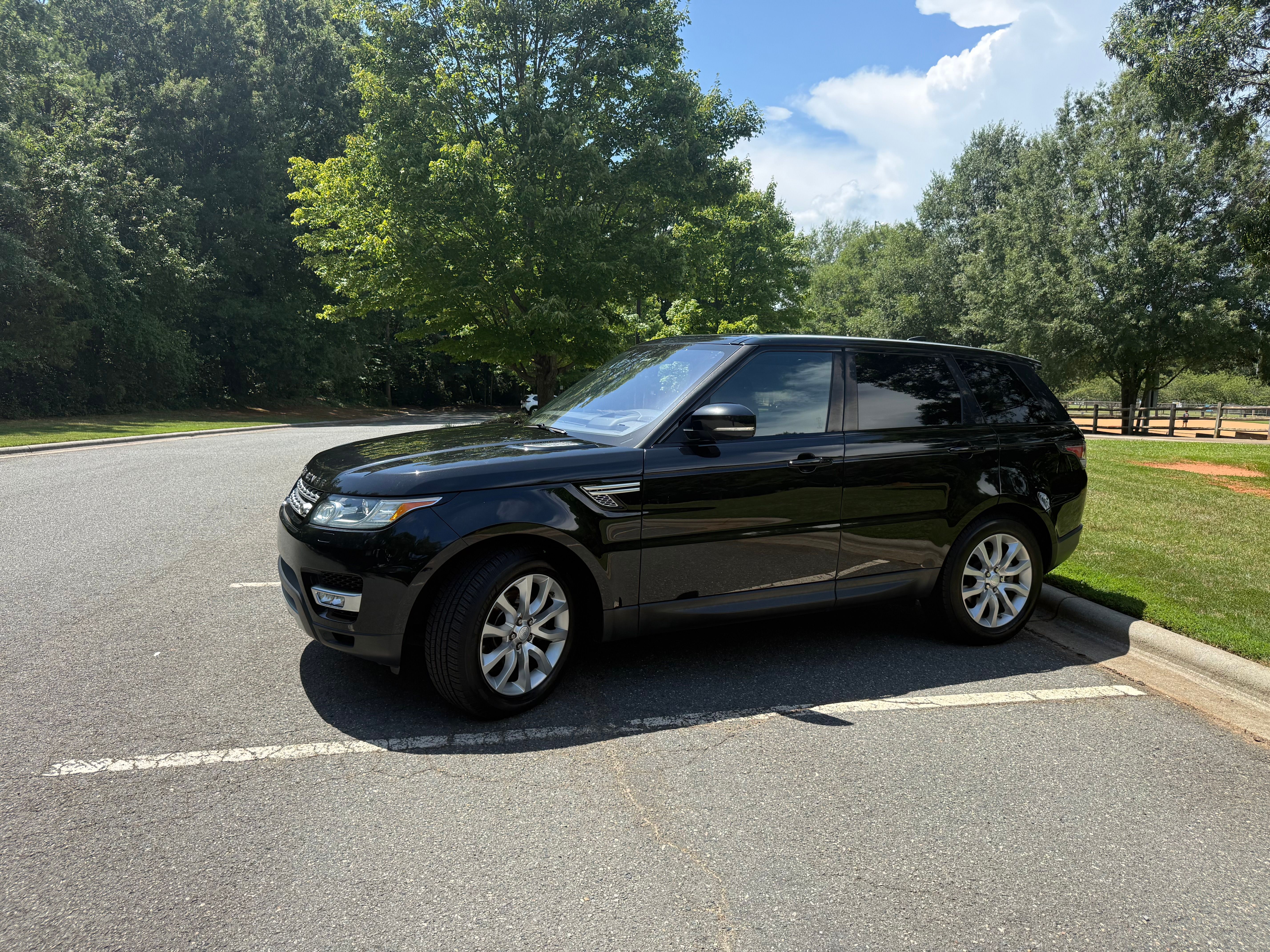 Used 2017 Land Rover Range Rover Sport HSE AWD/4WD image 4