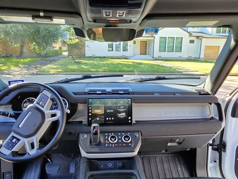 Used 2023 Land Rover Defender 130 SE image 10