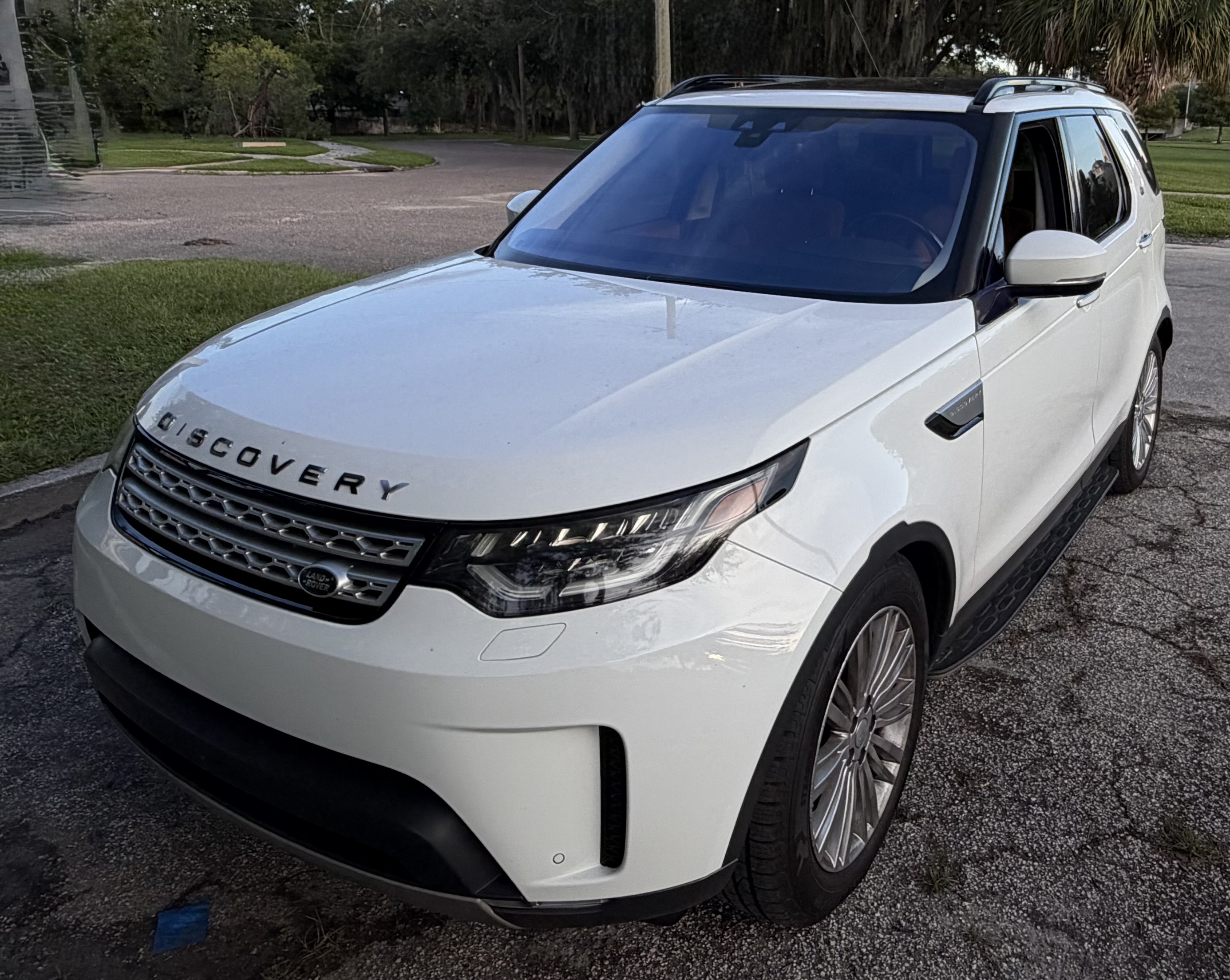 Used 2017 Land Rover Discovery HSE Luxury AWD/4WD image 1
