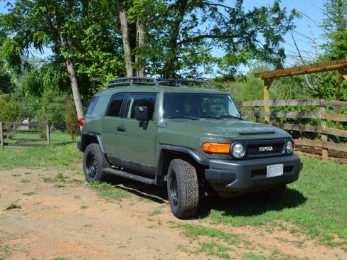 Used 2011 Toyota FJ Cruiser 4WD w/ Upgrade Pkg 3 image 4