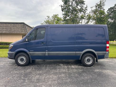 Used 2014 Mercedes-Benz Sprinter 2500 image 2