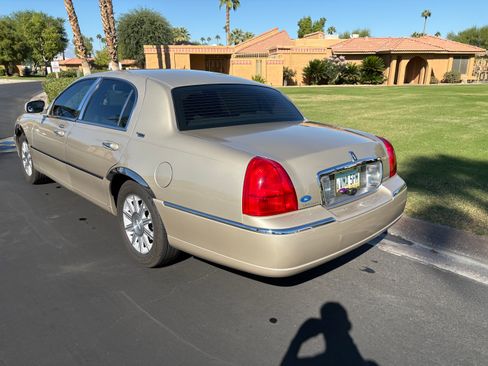 Used 2010 Lincoln Town Car Signature Limited image 2