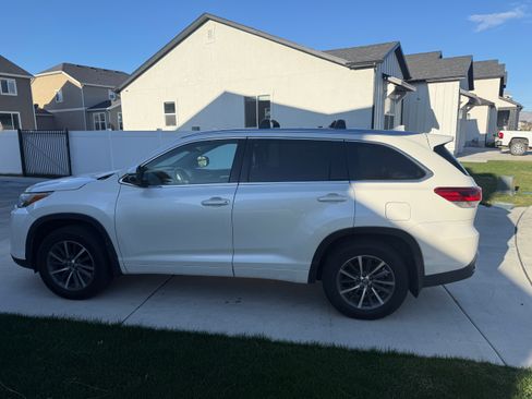 Used 2018 Toyota Highlander XLE w/ Carpet Mat Package (TMS) image 6