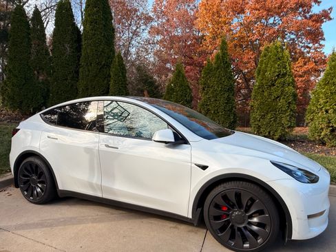 Used 2022 Tesla Model Y Performance image 1