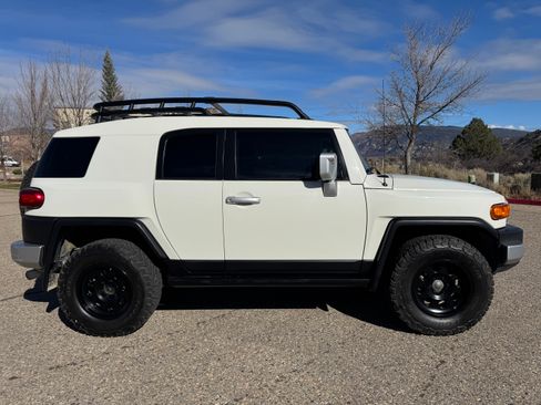 Used 2012 Toyota FJ Cruiser 4WD image 2