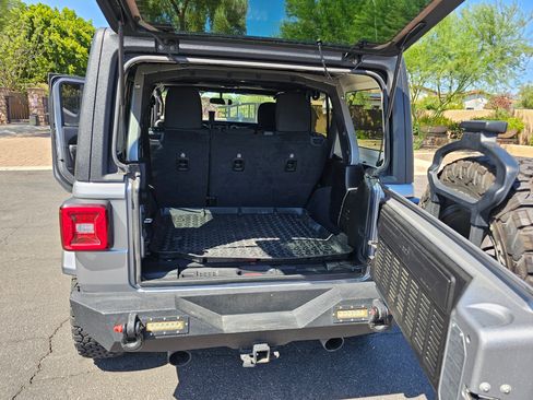 Used 2019 Jeep Wrangler Unlimited Sahara image 18
