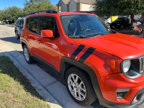 Used 2019 Jeep Renegade Latitude FWD image 12