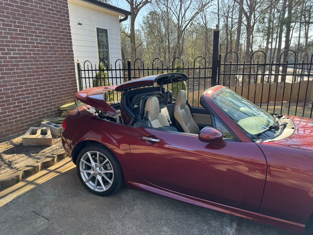 Used 2010 MAZDA MX-5 Miata Grand Touring w/ Premium Pkg RWD image 4