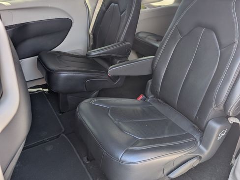 Used 2022 Chrysler Pacifica Touring-L image 10