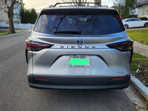 Used 2023 Toyota Sienna XLE image 5
