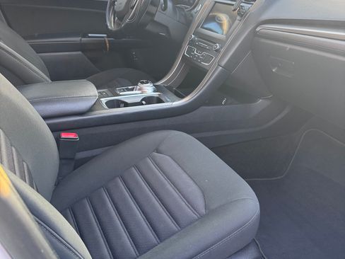 Used 2017 Ford Fusion SE FWD image 9