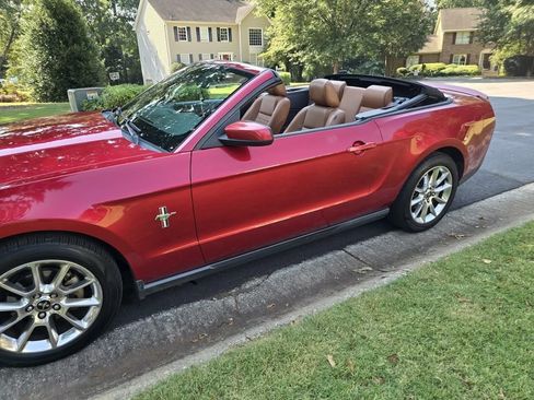 Used 2010 Ford Mustang Convertible image 2
