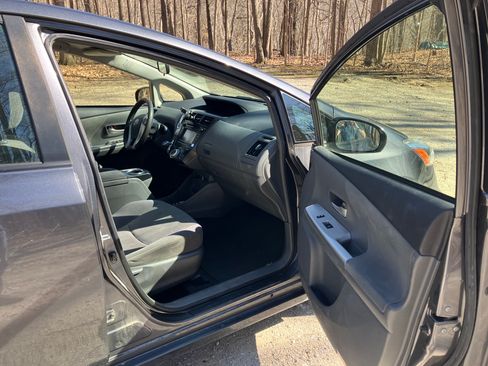 Used 2014 Toyota Prius V Three image 8