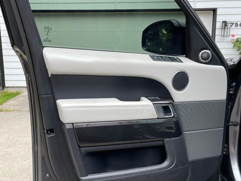 Used 2016 Land Rover Range Rover Sport SE image 17