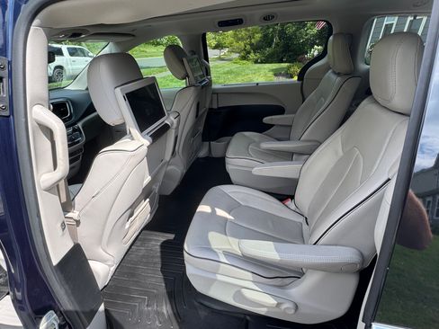 Used 2018 Chrysler Pacifica Limited w/ Advanced Safetytec Group FWD image 6