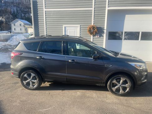 Used 2017 Ford Escape SE w/ Equipment Group 201A image 1
