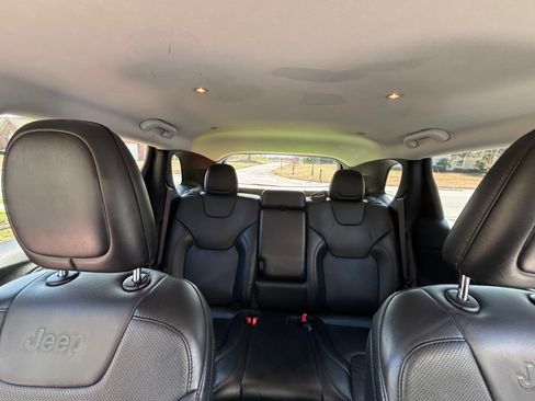 Used 2020 Jeep Cherokee Limited image 11