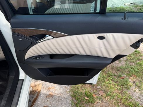 Used 2009 Mercedes-Benz E 550 Sedan image 20