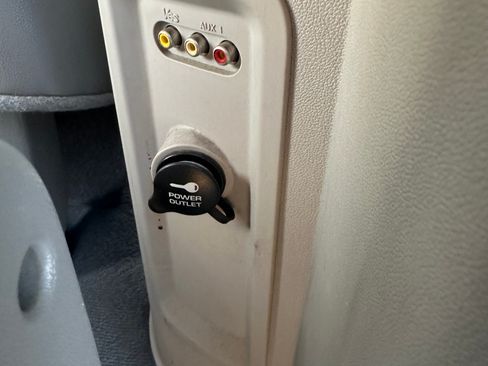 Used 2012 Volkswagen Routan SE image 18