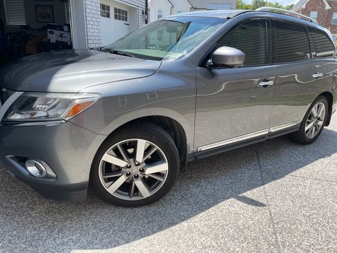 Used 2015 Nissan Pathfinder Platinum FWD image 1