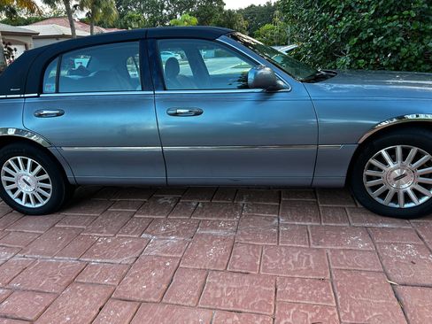 Used 2004 Lincoln Town Car Ultimate RWD image 1