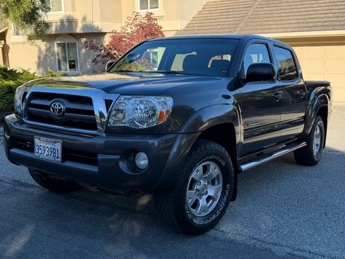Used 2010 Toyota Tacoma PreRunner w/ TRD Off-Road Pkg w/JBL Audio RWD image 5