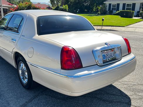 Used 2001 Lincoln Town Car Signature image 5