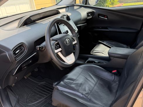 Used 2017 Toyota Prius Two w/ Carpet Mat Package FWD image 9