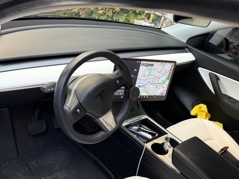 Used 2021 Tesla Model Y 2WD image 9