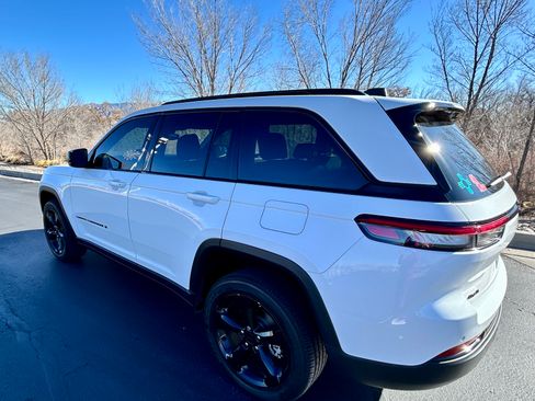 Used 2024 Jeep Grand Cherokee Altitude image 5