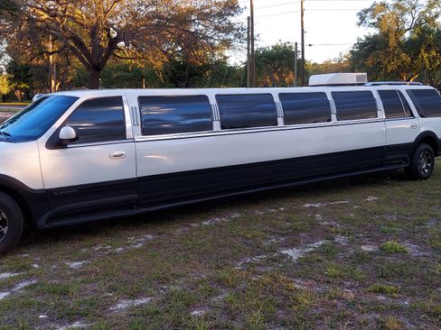 Used 1999 Lincoln Navigator 2WD image 2