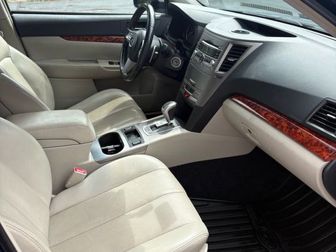 Used 2011 Subaru Outback 2.5i Limited AWD/4WD image 6