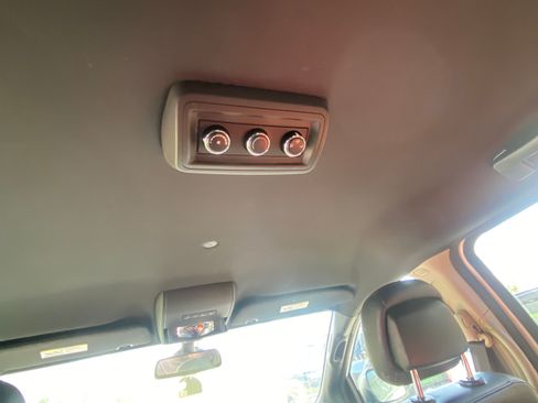 Used 2019 Dodge Grand Caravan SXT image 9