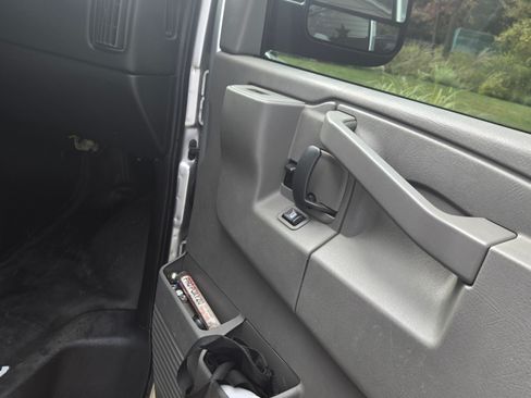 Used 2016 GMC Savana 3500 image 19