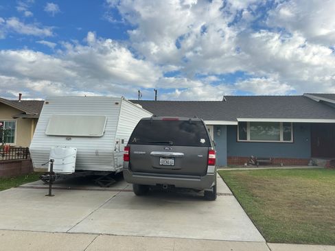 Used 2011 Ford Expedition EL XLT image 2